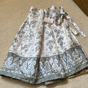 NWT reversible wrap around skirt. Can be worn 3 ways. ✨✨✨